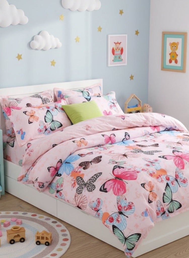 لونا هوم مقاس واحد 4 قطع (غطاء لحاف واحد - 160*210 سم. 1 ورقة مزودة - 100*200+30 سم. 2 غطاء للوسائد - 50*75 سم.). مجموعة الفراش بدون حشوة تتميز بتصميم فراشة وردية ساحرة. - Image 1